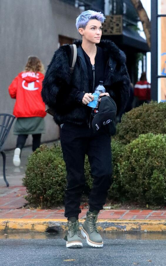 女星鲁比·洛斯现身西好莱坞街头,她给人一种姣好的感觉