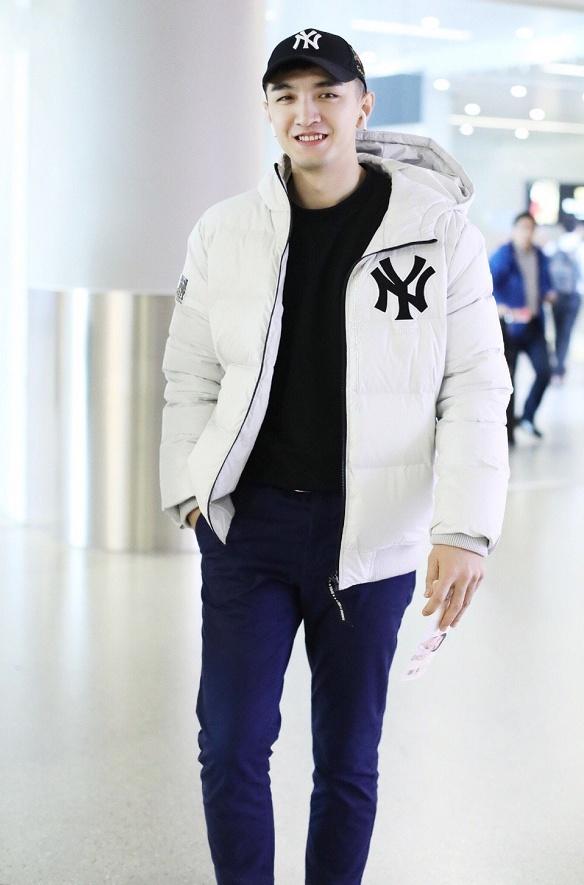 金瀚连私服都这么帅?简单的造型总能穿出好气质,少年感太清晰!