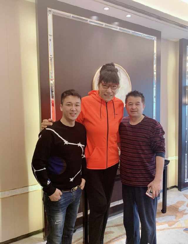 60岁毕福剑近照曝光!与郑海霞比身高,脸已变成这样