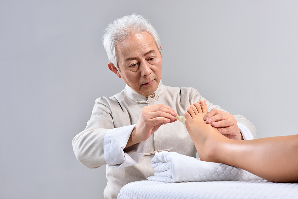 现代足疗是以中医理论传承为指导,吸收了自