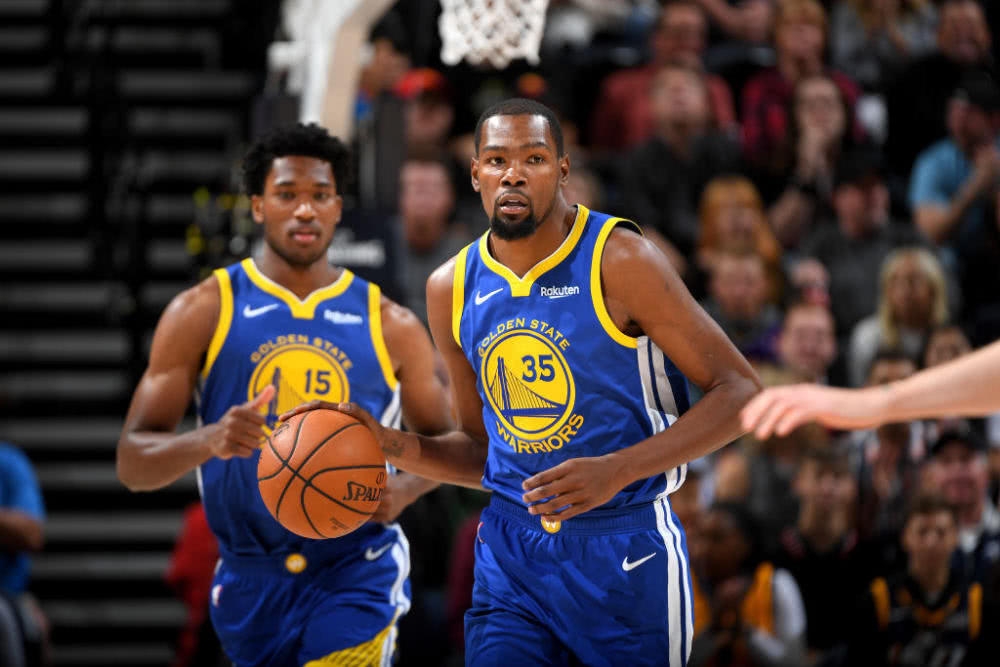 勇士95 26 22无敌四巨头,却要靠底薪救命,今年总冠军不稳了