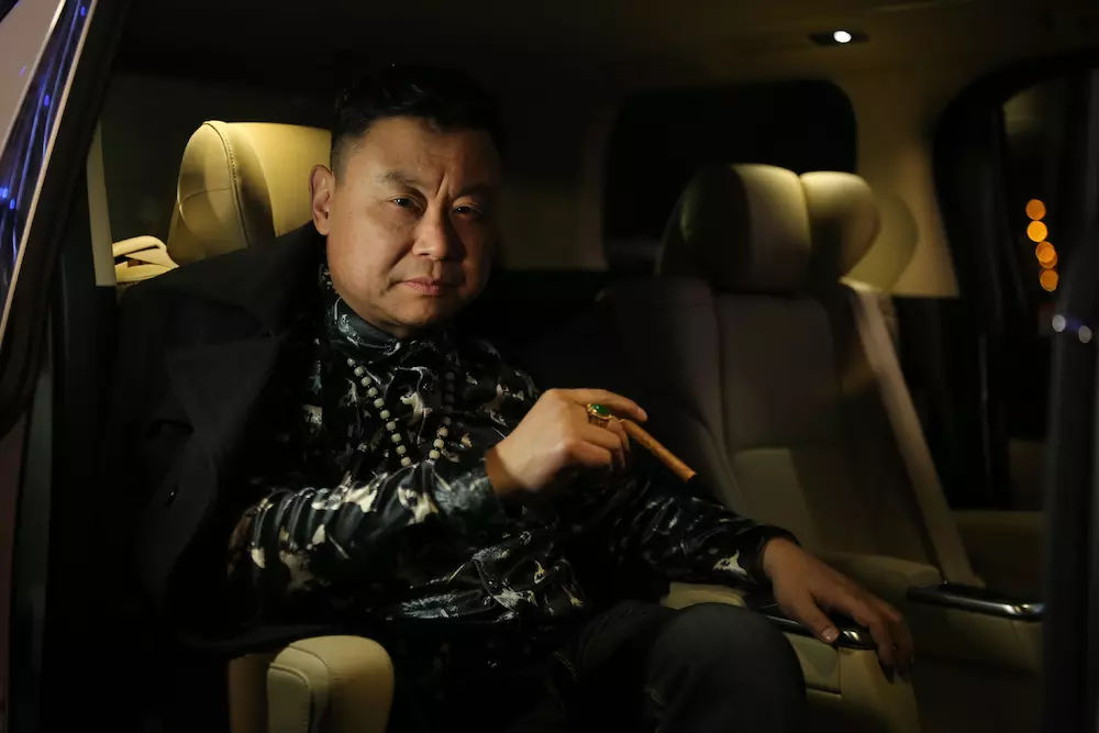 (上图为剧中人物辉哥)(上图为励志喜剧电影《废柴英雄》拍摄现场)(上