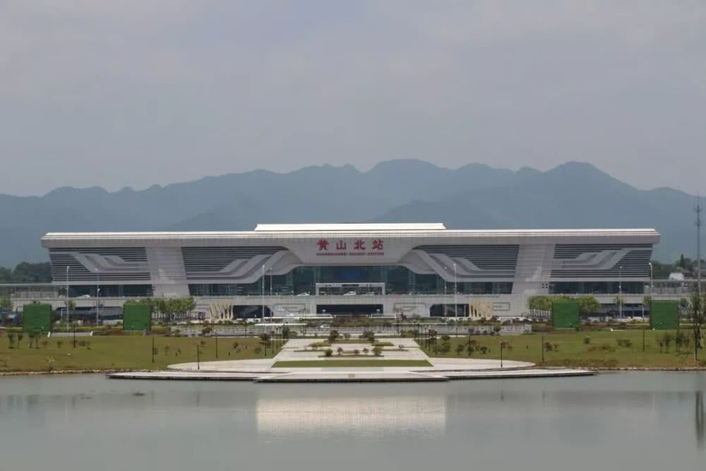黄山北站以统一重复的建筑元素来刻画建筑站房造型着重体现徽派特色的