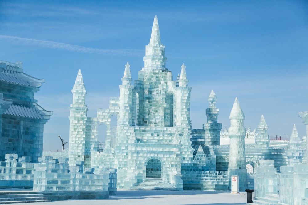 冰雪大世界跟2008年相比要壮大很多,也要漂亮很多,冰雪宫殿更加宏伟