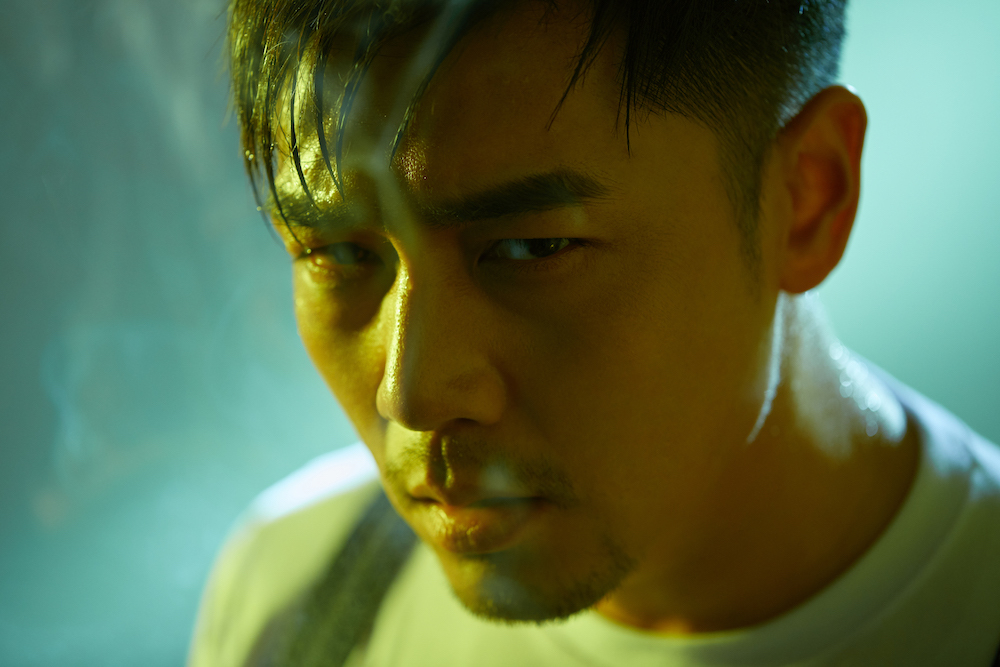 霍政谚湿发造型新写真 光影交映下眼神迷离荷尔蒙十足