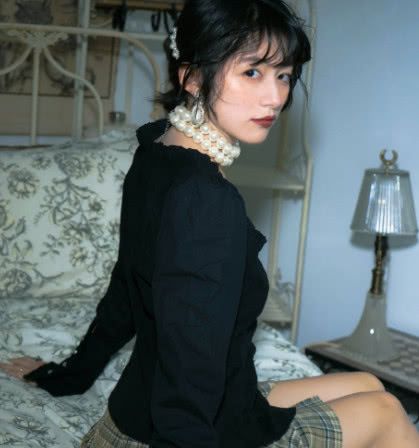 就在近期,黑尾酱因拍摄一组暴露照片被网友吐槽,就在ins中,黑尾酱发布