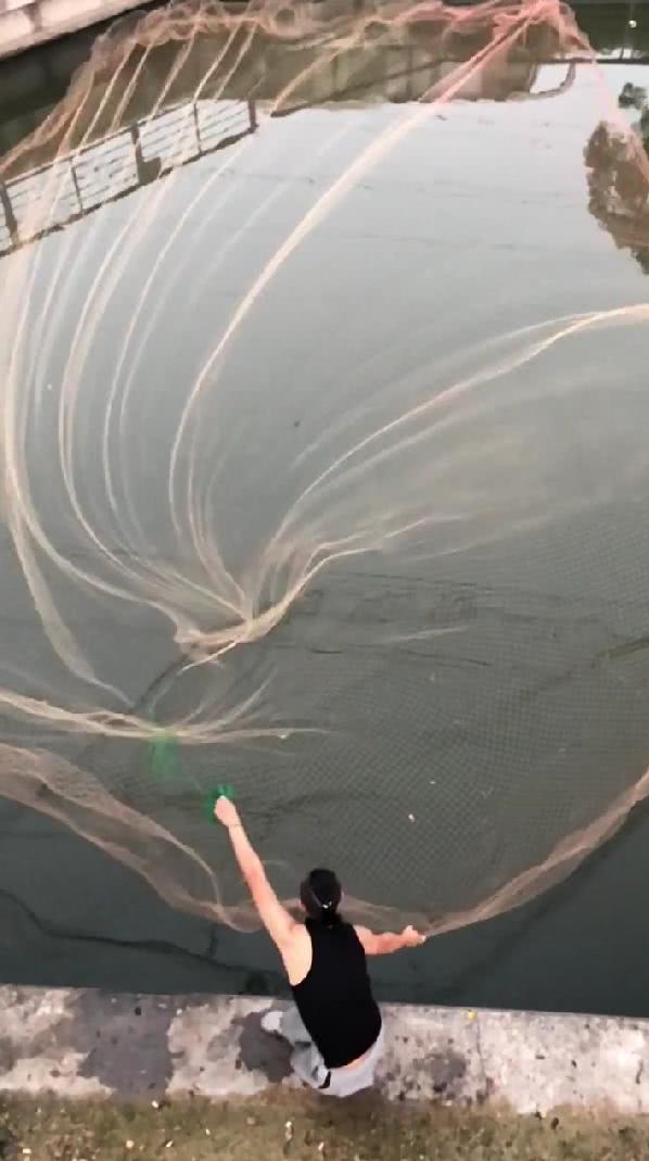 抖音"撒网哥"火了,撒渔网也可以这么厉害,网友:行行出状元|抖音|捕鱼