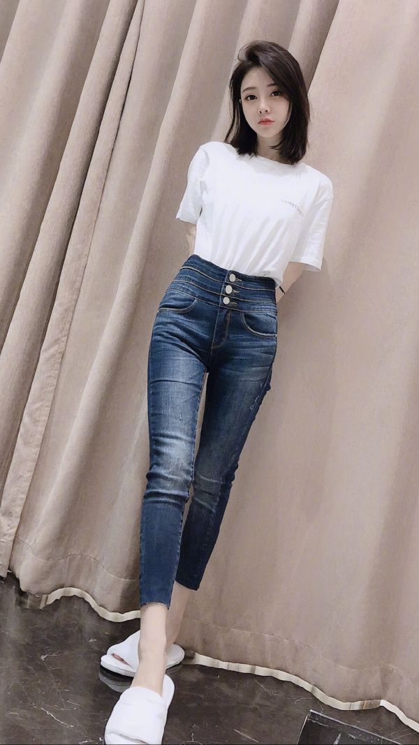 冯提莫这是什么"魔鬼"穿法,高腰衫配牛仔裤,立马拔