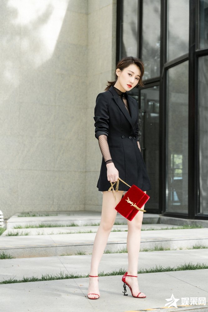 演员林鹏夏日街拍职场街头率性切换