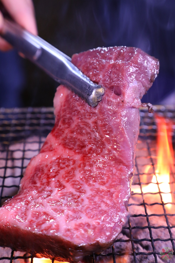 热腾腾的台湾炭火烤肉,还有会跳动的烤海鲜