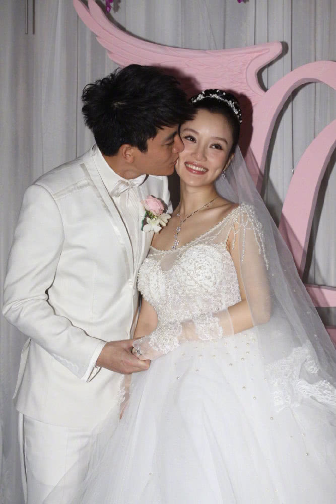 亮璐夫妇高清结婚旧照曝光,李小璐也曾是宽下巴圆脸族