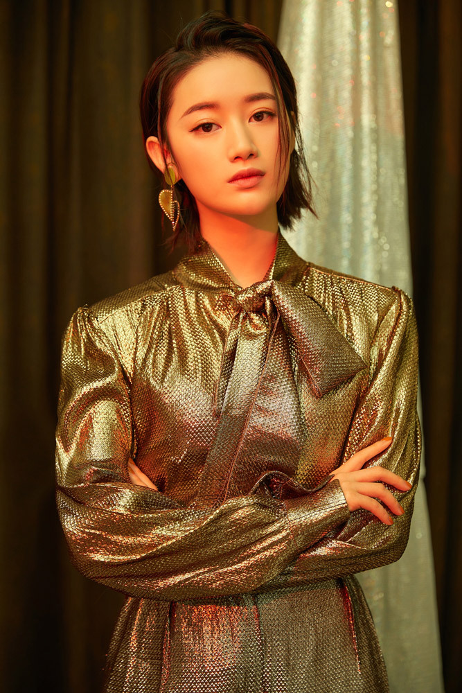 郭晓婷出席《艳势番》发布会 蟒纹金造型时髦冷艳