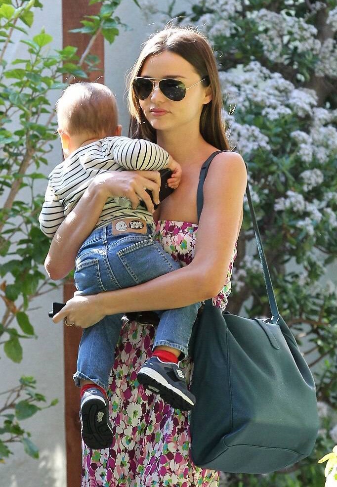 维密超模米兰达可儿抱着孩子出街,碎花裙气质出众甜美可人!