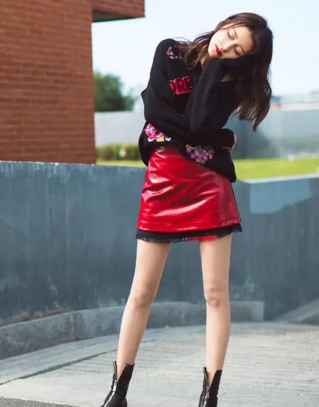 孙怡身穿一件滑肩的毛衣领防水靴的搭配她的腿更加的长了