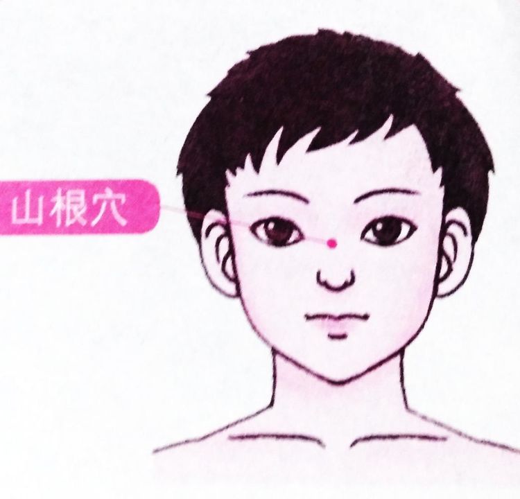 ②妈妈左手扶住宝宝的后脑勺,右手食指指腹放在宝宝的山根穴上,按照顺