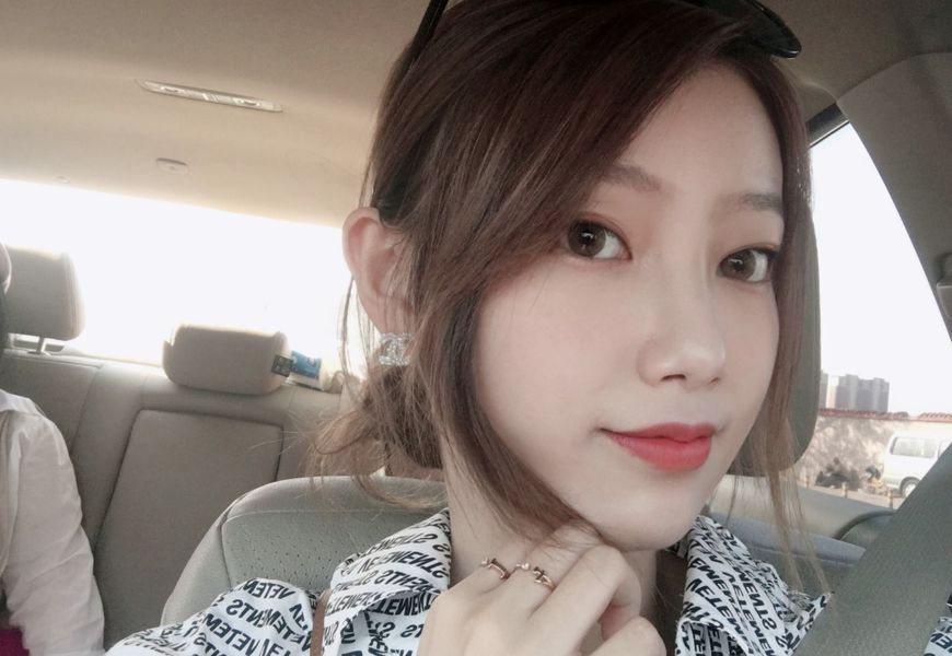 最近rng打野mlxg的女朋友在微博晒出了陪着mlxg的