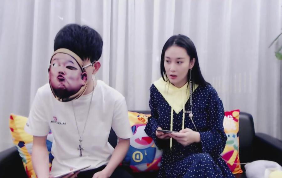 主播纯白斗鱼首秀露真容, 张馨予全程打酱油, 网友: 太逗了!