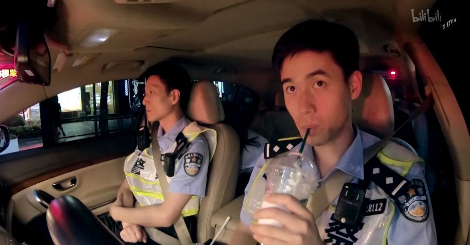 马晓亮是上海静安区的一位民警,被网友们亲昵地称呼为"小马哥".