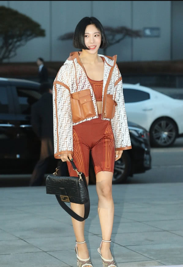 编舞界女神lia kim身穿朋克风外套出席活动 整体色调超搭