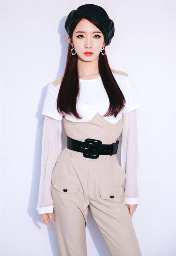 孟美岐太美了,身穿一条连体裤搭配黑色贝雷帽,时髦到飞起!