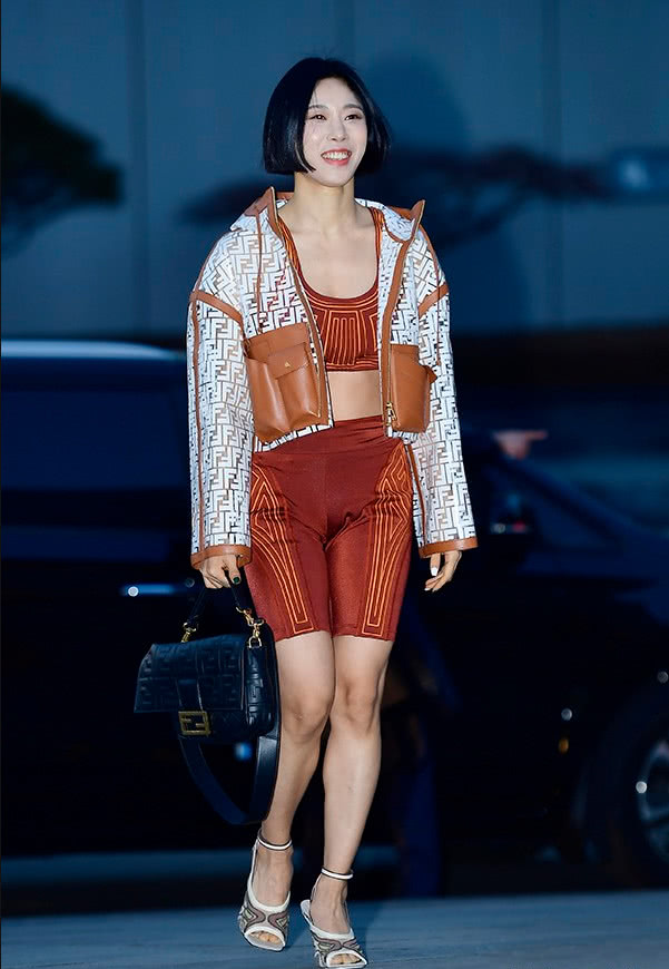 编舞界女神lia kim身穿朋克风外套出席活动 整体色调超搭