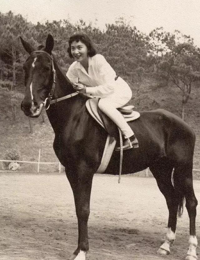 她是全中国男人的完美女神,有人为她终生不娶|夏梦|金庸|林葆诚_新浪