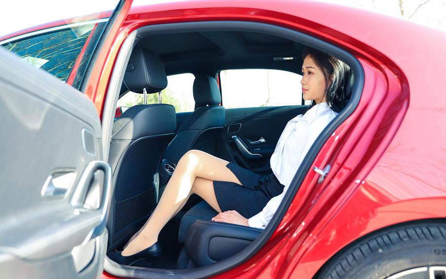 当小姐姐遇到梅赛德斯-奔驰a200 l运动轿车 年轻时尚的感觉真好