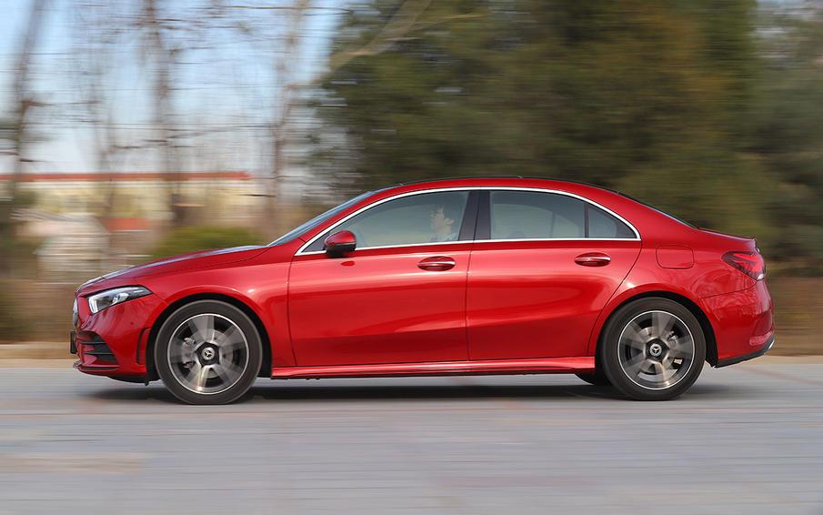 当小姐姐遇到梅赛德斯-奔驰a200 l运动轿车 年轻时尚的感觉真好