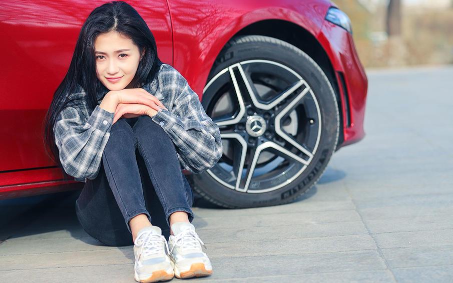 当小姐姐遇到梅赛德斯-奔驰a200 l运动轿车 年轻时尚的感觉真好
