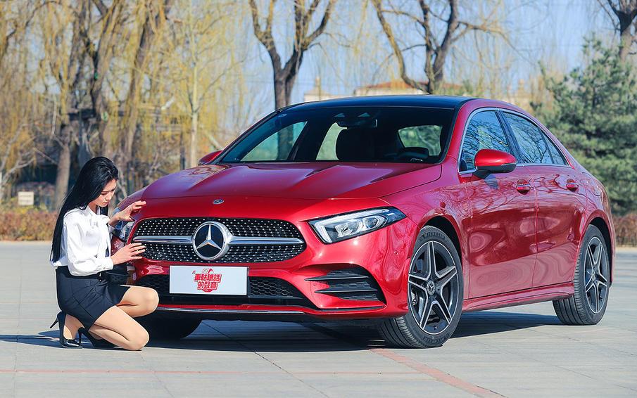 当小姐姐遇到梅赛德斯-奔驰a200 l运动轿车 年轻时尚的感觉真好