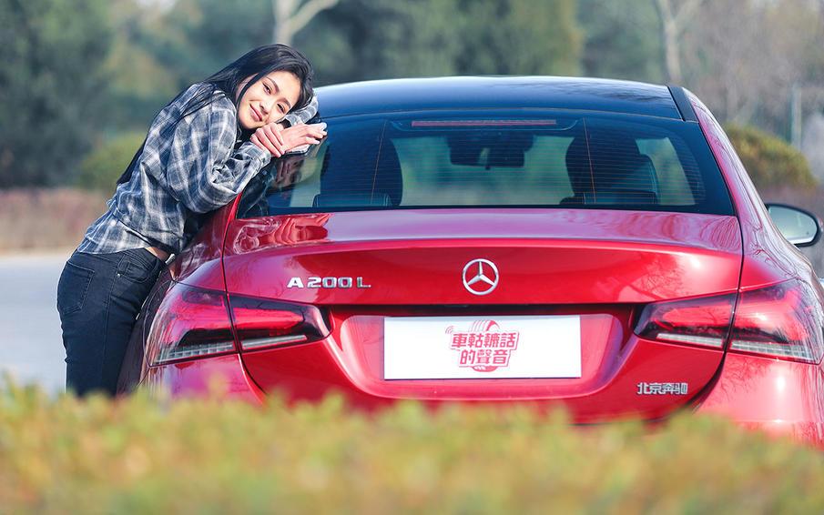 当小姐姐遇到梅赛德斯-奔驰a200 l运动轿车 年轻时尚的感觉真好
