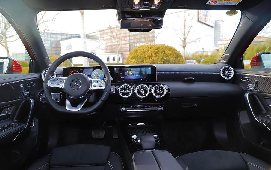 当小姐姐遇到梅赛德斯-奔驰a200 l运动轿车 年轻时尚的感觉真好