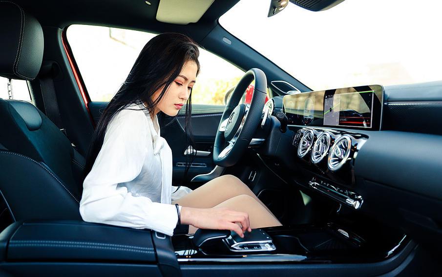 当小姐姐遇到梅赛德斯-奔驰a200 l运动轿车 年轻时尚的感觉真好