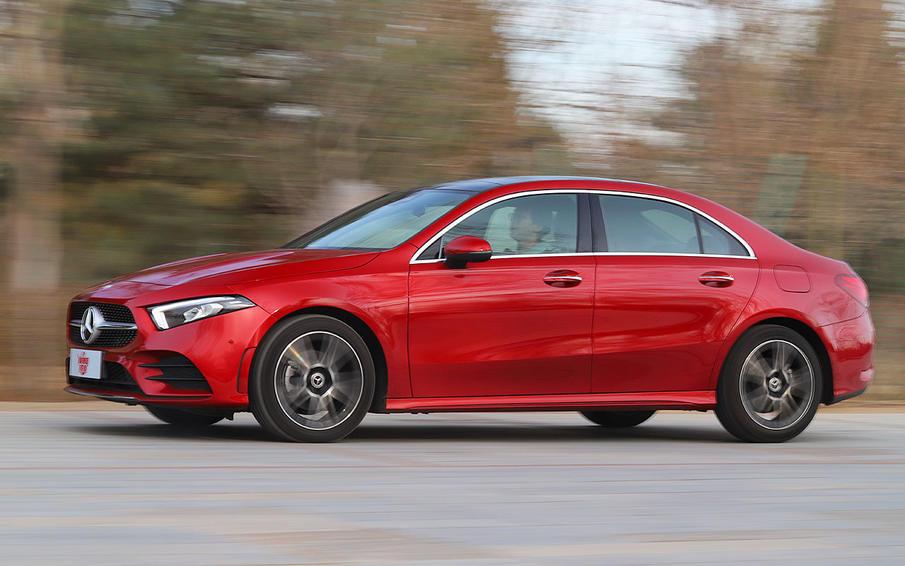 当小姐姐遇到梅赛德斯-奔驰a200 l运动轿车 年轻时尚的感觉真好