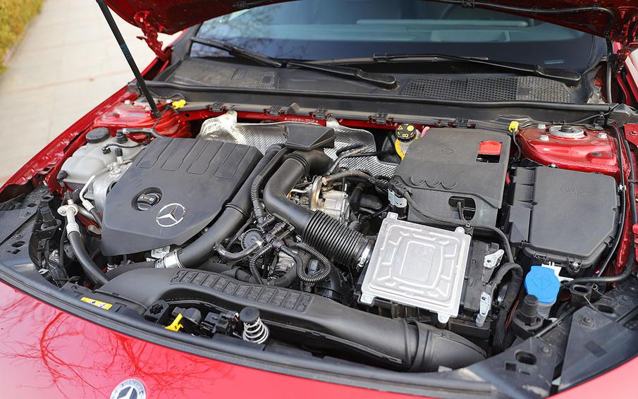 当小姐姐遇到梅赛德斯-奔驰a200 l运动轿车 年轻时尚的感觉真好