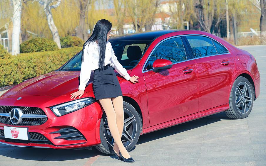 当小姐姐遇到梅赛德斯-奔驰a200 l运动轿车 年轻时尚