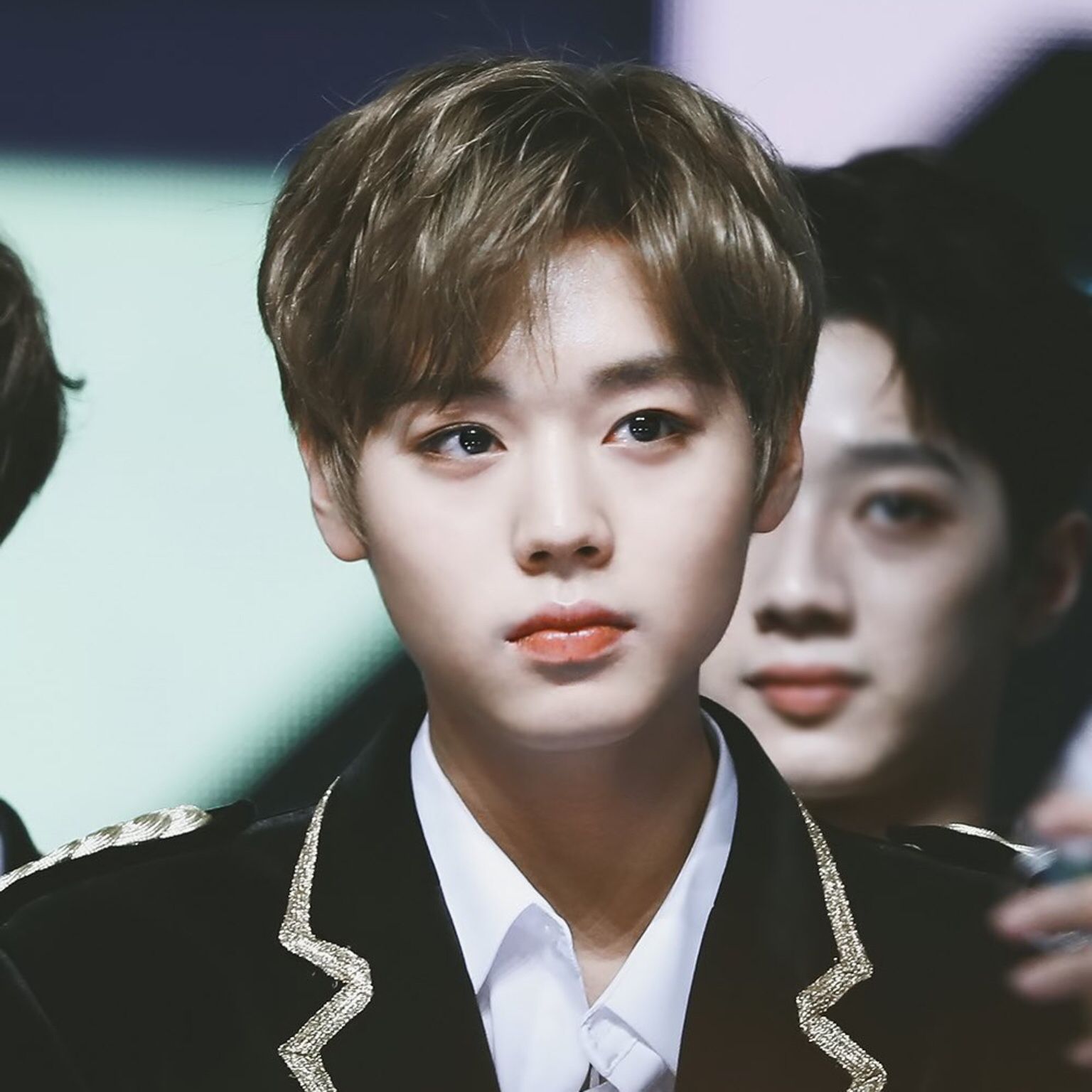 韩国小学生追星,亲爸不及男爱豆的一丝头发,海报被撕坏又哭又闹|金成