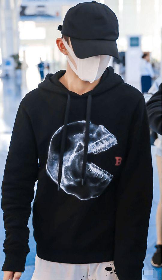 易烊千玺终于回国, 穿黑帽衫胸前酷b图案潮炸了!