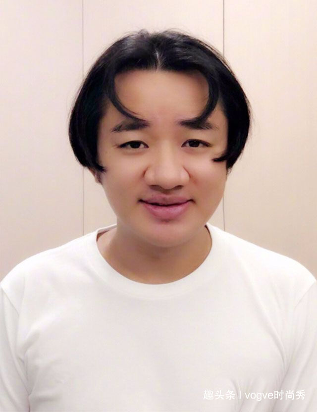 受欢迎的中分括号刘海发造型,但是在他这里活生生地演变成了搞笑版本