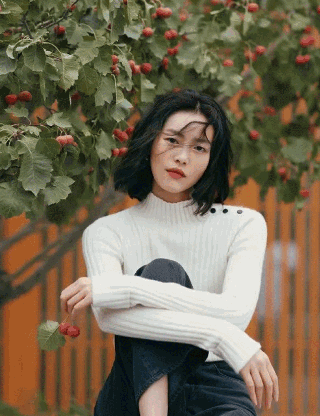 大表姐刘雯就堪称行走的高领毛衣种草机~不管是基础款黑白小高领,还是