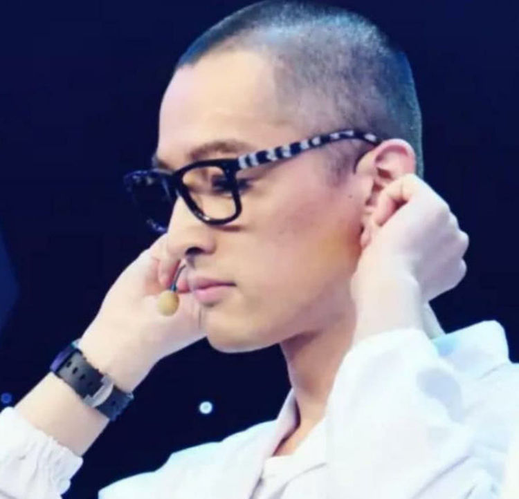 怪不得胡歌一直不演清宫剧,看到他剃头后的模样,恍然大悟