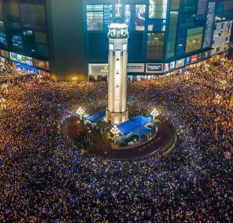 人山人海重庆万人齐聚解放碑跨年
