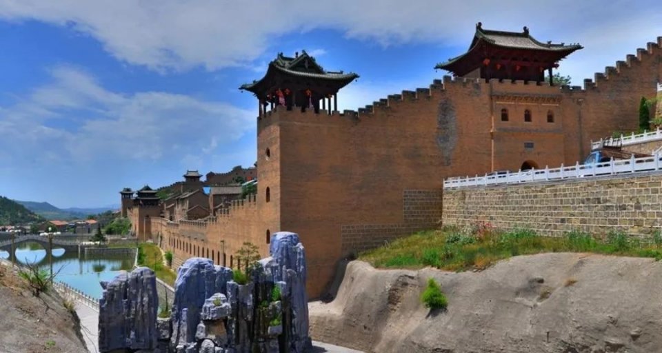 它被称为"中国北方明代第一古城堡",建筑风格中西合璧,质朴大气,固若