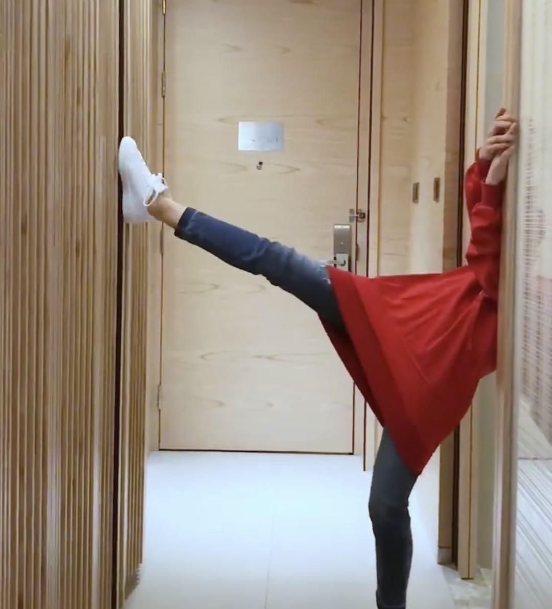 迪丽热巴为年会准备两个节目开腿时向后摔网友怪牛仔裤