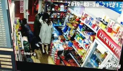 女大被打:吉林女大遭男子骚扰并被啤酒瓶打伤 警方介入 图片来自@山东高法
