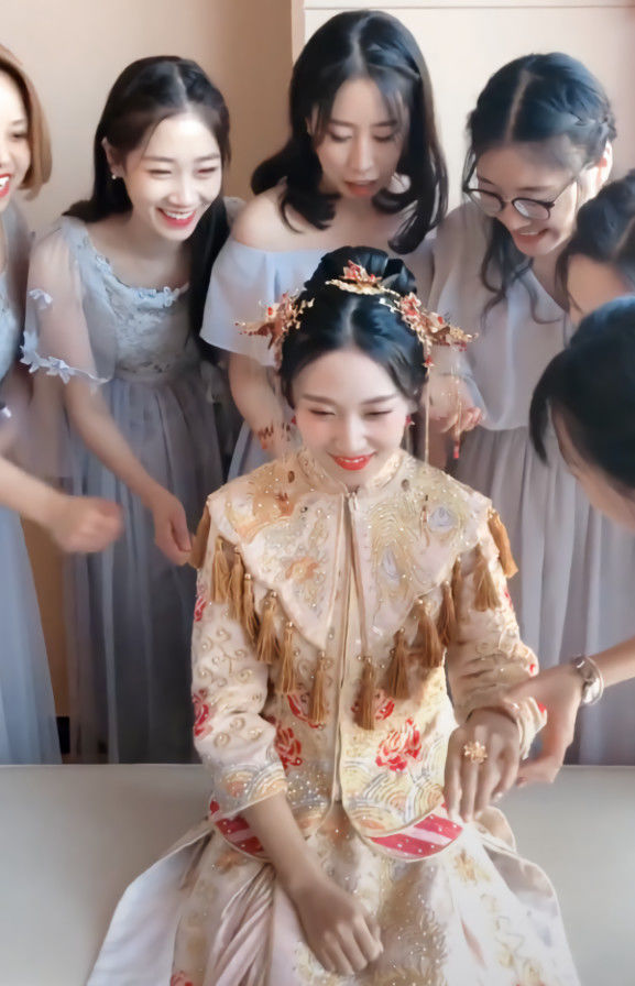 一美女婚礼上,有位穿不起眼伴娘服的小姐姐却火了,网友:好漂亮