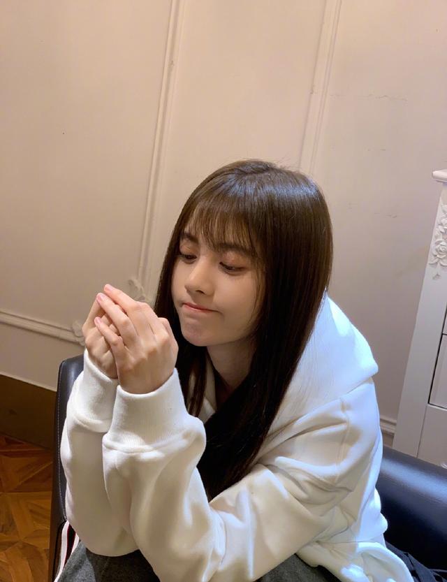 鞠婧祎颜值真不是吹的换上空气刘海美得像漫画里走出来的少女