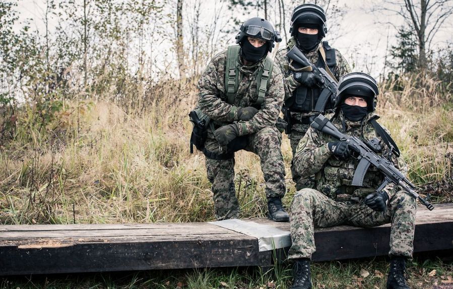 部队在执行任务时,队员脸上常常会涂上黑色的油彩,故被称为"超级黑兵"