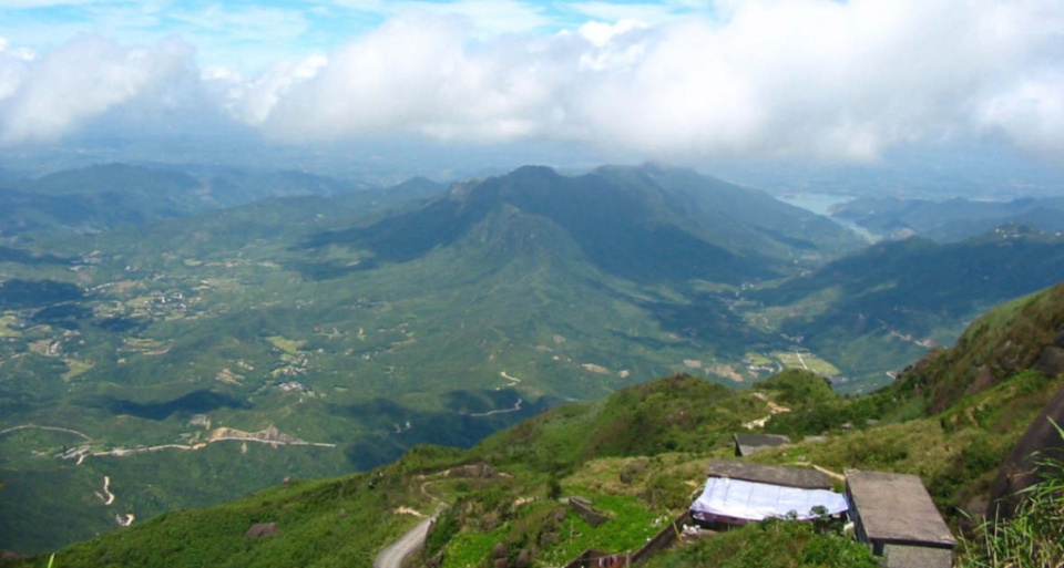 鵝凰嶂海撥1337米,是陽江第一高峰,是旅遊,避暑,野營的好去處.