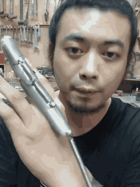 另一个则是友谊脑瓜崩神器↓美国网友也留言:"要是在美国,拿这个手机